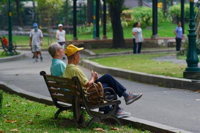 Bên cạnh các hoạt động thể dục, dưỡng sinh buổi sáng, đây còn là nơi lý tưởng để những người hưu trí gặp gỡ, trò chuyện trong không gian thoáng đãng, trong lành.