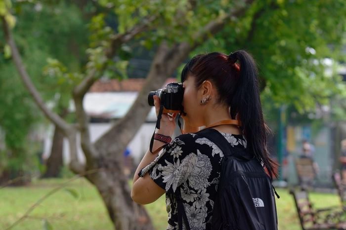 Một bạn trẻ ghi lại hình ảnh cuộc sống trong ánh nắng đầu ngày.