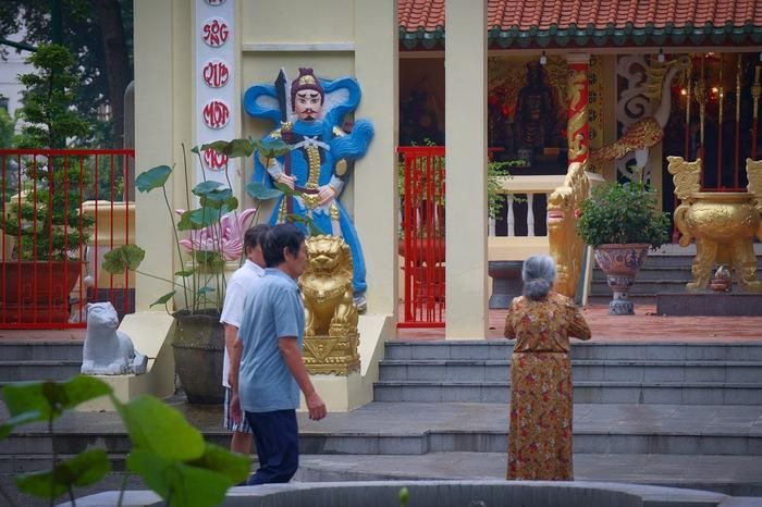 Nhiều người sau khi tập thể dục thường dành vài phút thành tâm trước Đền tưởng niệm các Vua Hùng, một công trình được xây dựng từ năm 1992.