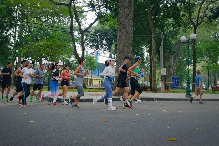 Sôi nổi nhất vẫn là những tốp chạy bộ quanh công viên, mang lại sự phấn khích vào buổi sớm.