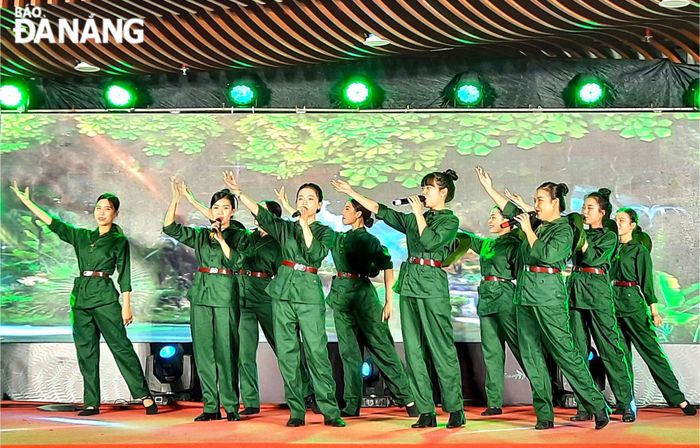 Tốp nữ thể hiện ca khúc "Cô gái mở đường" tại chương trình nghệ thuật. Ảnh: XD