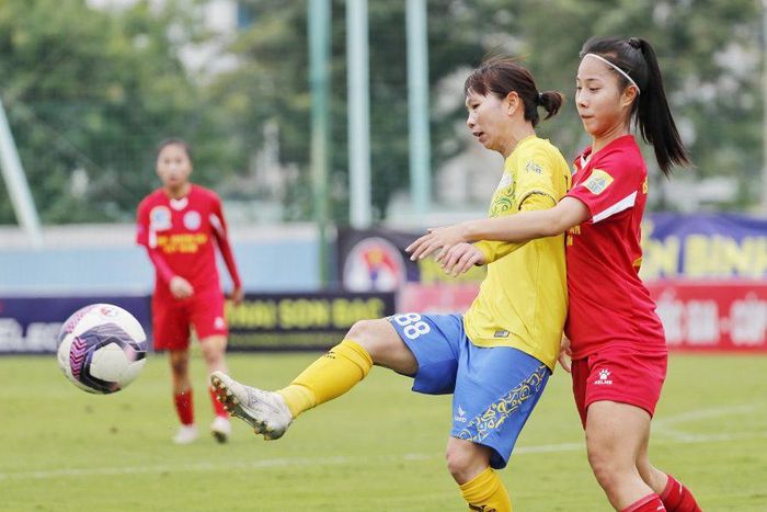 Than Khoáng sản Việt Nam (áo đỏ) và TP.HCM I cầm chân nhau ở tỷ số 1-1