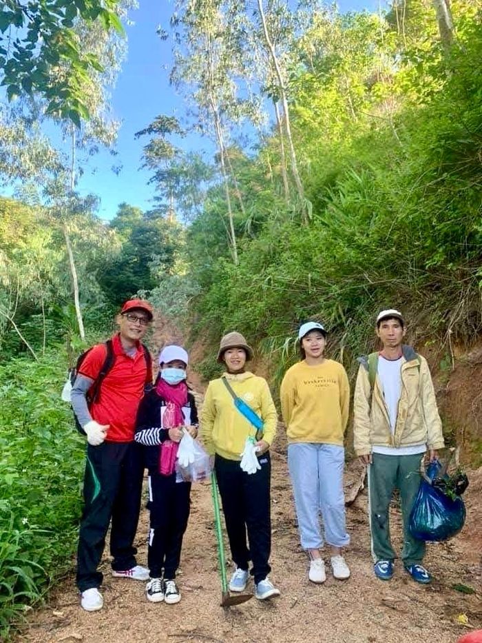 Anh Đinh Việt Thanh (bìa trái) và gia đình mang theo cây giống, hạt giống để trồng trong một chuyến dã ngoại leo núi Chư Nâm. Ảnh nhân vật cung cấp