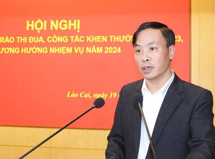  Lãnh đạo Ban Thi đua - Khen thưởng tỉnh phát biểu tại hội nghị. 
