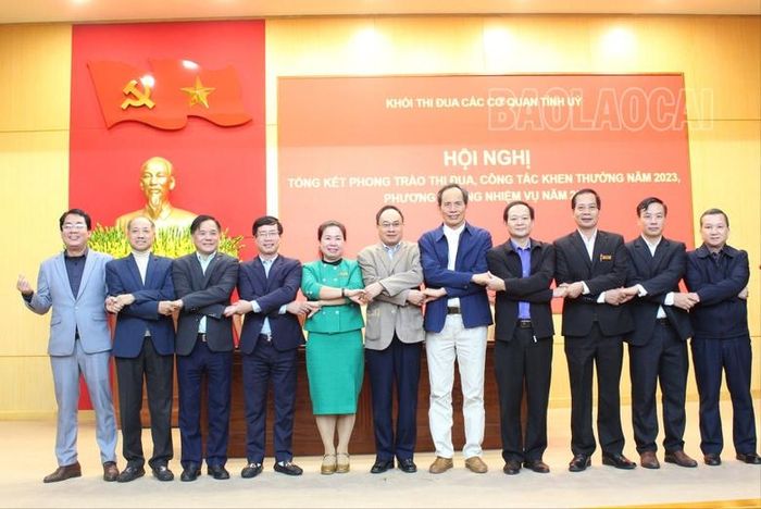  Các đơn vị ký kết giao ước thi đua. 