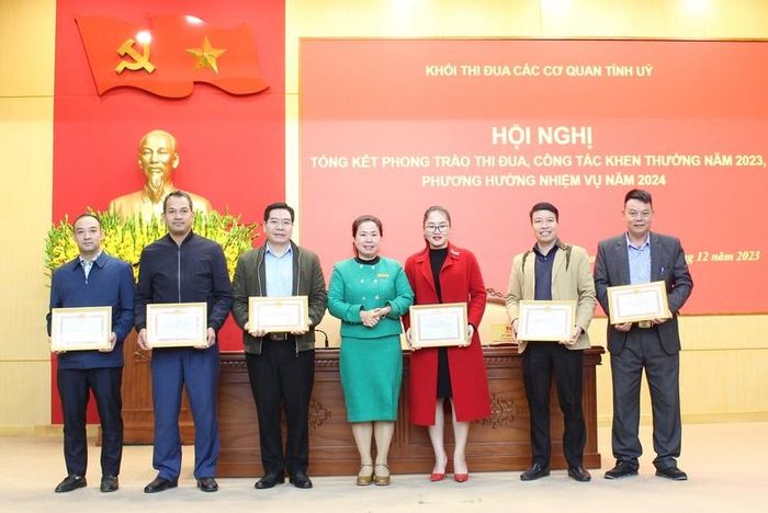  Khen thưởng các cá nhân có thành tích xuất sắc. 
