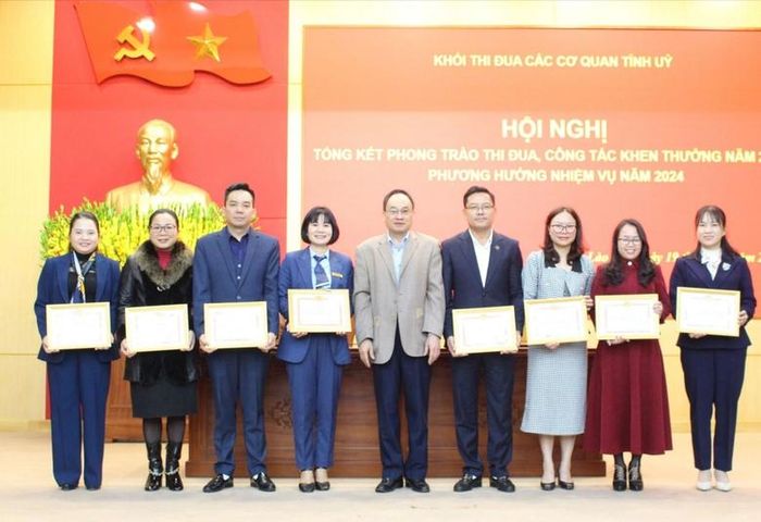  Khen thưởng các tập thể có thành tích xuất sắc. 