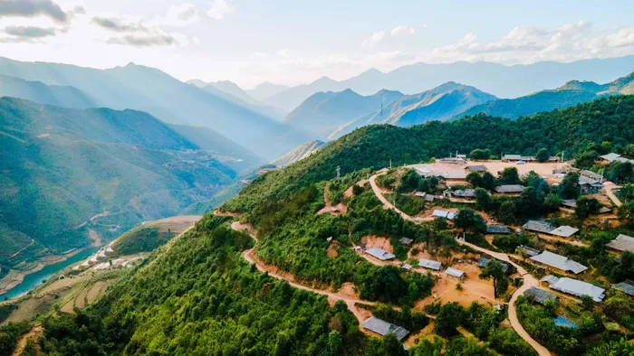 Bản Nậm Nghiệp có vị trí địa lý khá đặc biệt, nằm trên dãy núi với độ cao khoảng 2.200 mét so với mực nước biển… Ảnh: Vũ Ngọc Thiện