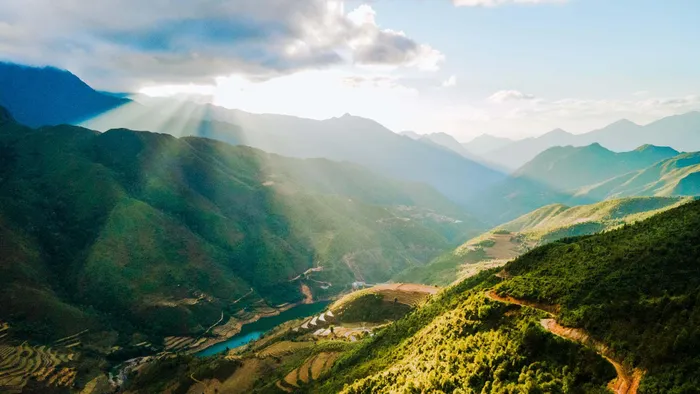 Đứng từ trên đồi, du khách phóng tầm nhìn toàn cảnh thung lũng bên dưới và ruộng bậc thang. Ảnh: Vũ Ngọc Thiện
