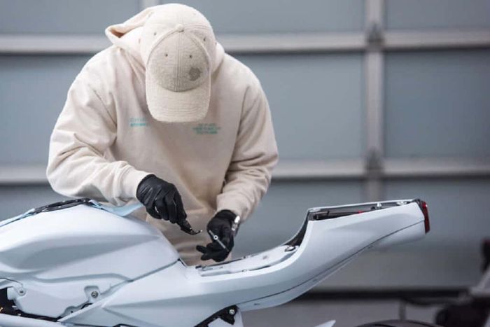 Phong cách thiết kế của Daniel Arsham là sự kết hợp giữa kiến trúc điêu khắc và nghệ thuật đương đại. Phương pháp này thể hiện những dấu tích tàn phá theo thời gian trên các tác phẩm mà Ashram tạo ra.