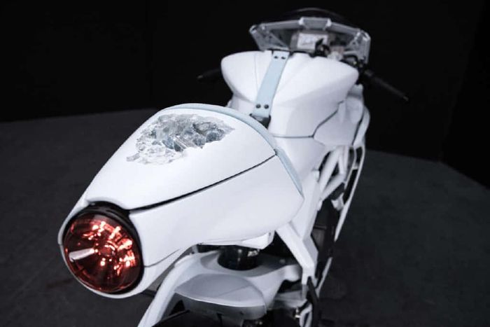 Hệ thống phanh trên xe sử dụng của Brembo với 2 kẹp phanh trước 4 pitson lắp hướng tâm đi kèm đĩa 320mm và kẹp phanh sau 2 piston đối xứng với đĩa 220mm.