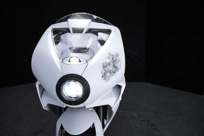 Hiện MV Agusta Superveloce Arsham chỉ được sản xuất giới hạn đúng 6 chiếc trên toàn thế giới. Giá xe vẫn chưa được tiết lộ.