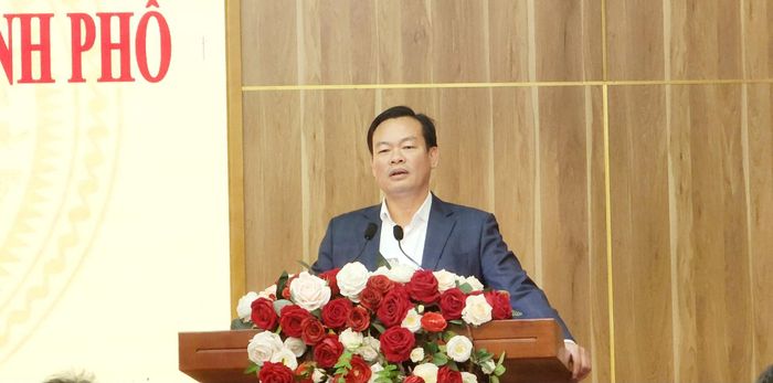 Chủ tịch UBND quận Cầu Giấy Bùi Tuấn Anh trực tiếp trả lời các kiến nghị của cử tri.