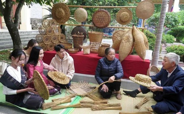 Lưu học sinh một số nước ASEAN đang theo học tại Thái Nguyên tham quan và trải nghiệm nghề đan lát. Ảnh: Quân Trang/TTXVN