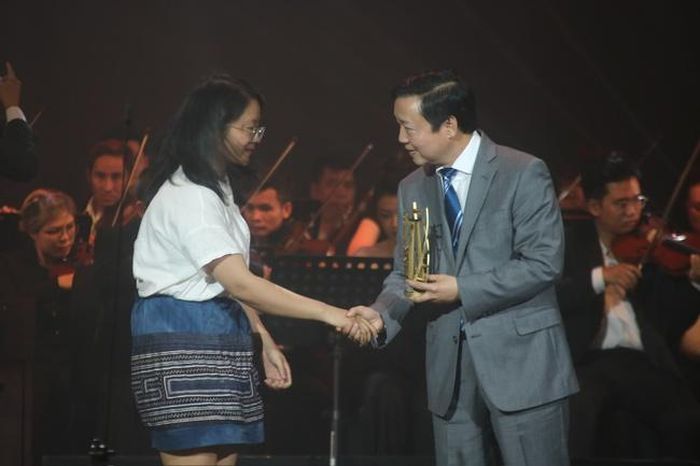 Phó Thủ tướng Chính phủ Trần Hồng Hà trao Giải phim hay nhất của Hạng mục phim Châu Á dự thi cho đạo diễn trẻ Hà Lệ Diễm tại DANAFF I, 2023