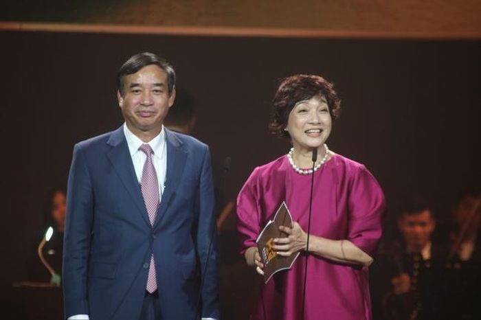 Ông Lê Trung Chinh - Chủ tịch UBND TP. Đà Nẵng và NSND Lê Khanh công bố Giải phim hay nhất của Hạng mục Phim Việt Nam dự thi cho phim Nhà bà Nữ