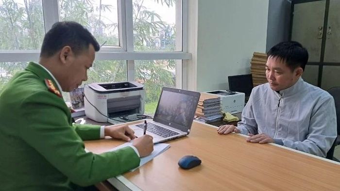 Đối tượng Lưu Khắc Tùng tại Cơ quan Công an. (Ảnh: Công an Nghệ An cung cấp)