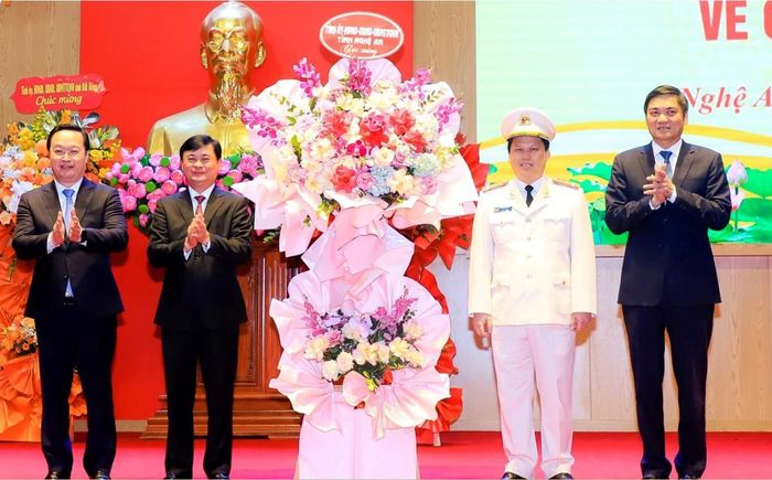 Thường trực Tỉnh ủy Nghệ An tặng hoa chúc mừng Đại tá Bùi Quang Thanh - tân Giám đốc Công an tỉnh Nghệ An