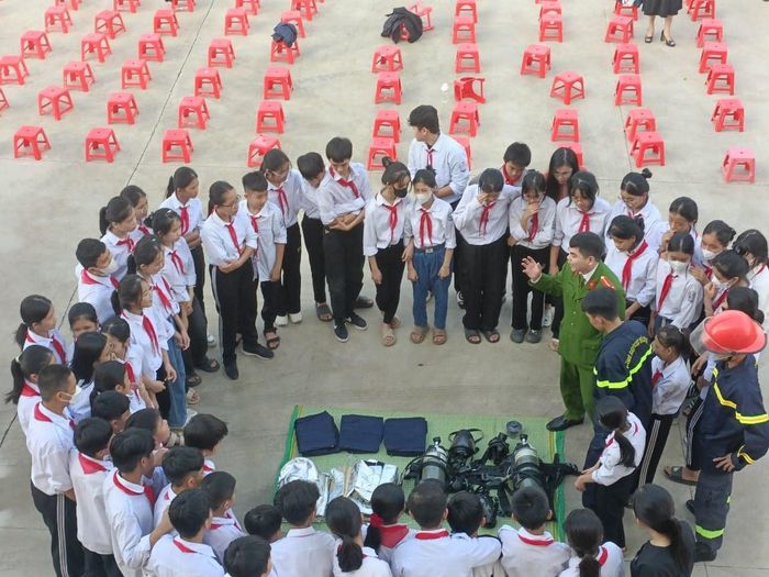  Trước đó Đội Cảnh sát PCCC và CNCH - Công an huyện Hương Sơn đã tổ chức tuyên truyền, hướng dẫn và trải nghiệm, thực hành chữa cháy và cứu nạn cứu hộ cho gần 350 học sinh Trường THCS Nguyễn Tuấn Thiện và người dân trên địa thị trấn Phố Châu (huyện Hương Sơn). 