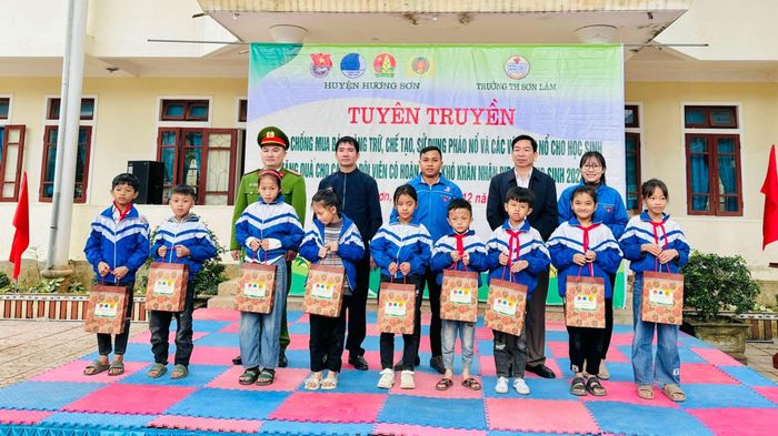  Trao tặng 20 suất quà cho các em học sinh có hoàn cảnh khó khăn nhân dịp Giáng sinh 2023. 