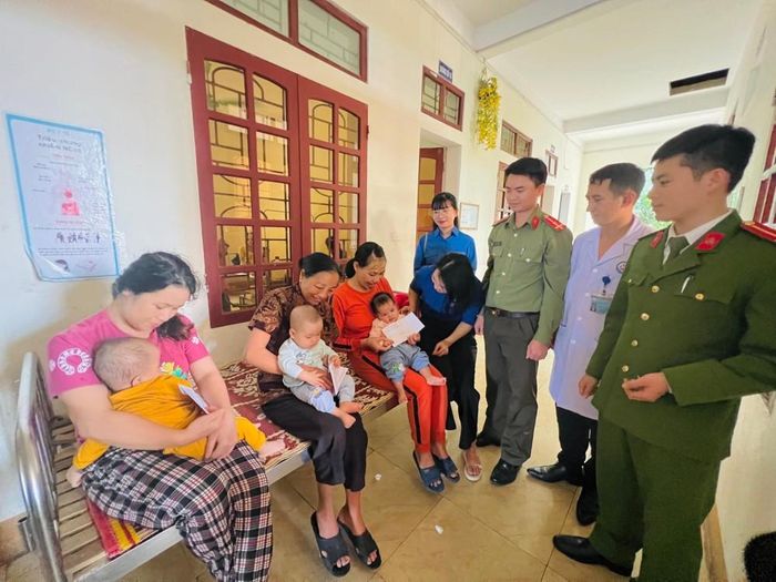  Chương trình “Bát cháo tình thương” là hoạt động mang tính nhân văn, nằm trong chuỗi hoạt động ra quân hưởng ứng chương trình Tình nguyện mùa đông năm 2023 nhằm động viên, giúp đỡ và trao yêu thương đến với những hoàn cảnh khó khăn. Ngoài nấu cháo cho bệnh nhân, Đoàn Thanh niên Công an huyện và Chi đoàn Trung tâm y tế huyện đã trao 3 suất quà hỗ trợ các em nhỏ có hoàn cảnh khó khăn. 