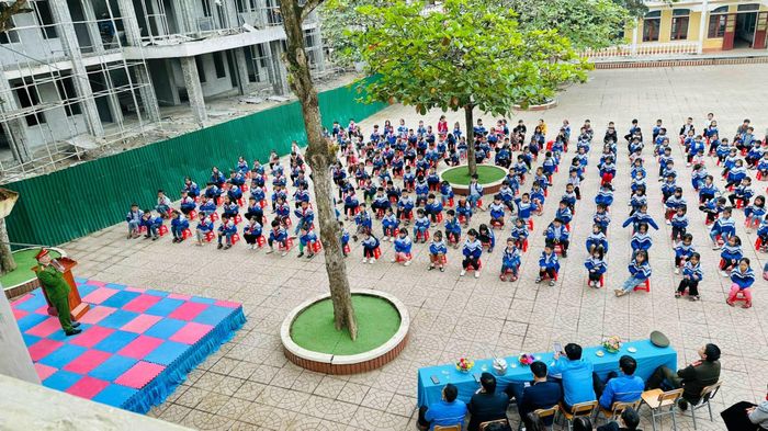  Công an huyện Hương Sơn cũng phối hợp với Huyện đoàn, Trường Tiểu học Sơn Lâm tổ chức tuyên truyền các quy định của pháp luật về vũ khí, vật liệu nổ, công cụ hỗ trợ và pháo cho đội ngũ cán bộ, giáo viên và 263 học sinh. 