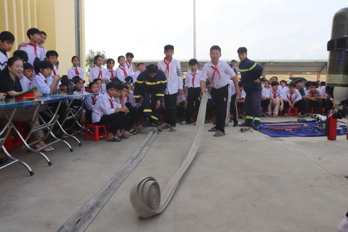  Tại đây, các em học sinh được hướng dẫn thực hành chữa cháy, cứu nạn, cứu hộ. Ngoài ra trải nghiệm cứu người, di chuyển thoát nạn trong môi trường có nhiều khói; thực hành sử dụng bình chữa cháy xách tay dập tắt đám cháy do rò rỉ gas; thực hành di chuyển người tay không; thực hành phun nước chữa cháy, cách sử dụng và đeo bình, mặt nạ dưỡng khí, các công cụ hỗ trợ công tác phòng cháy chữa cháy… 