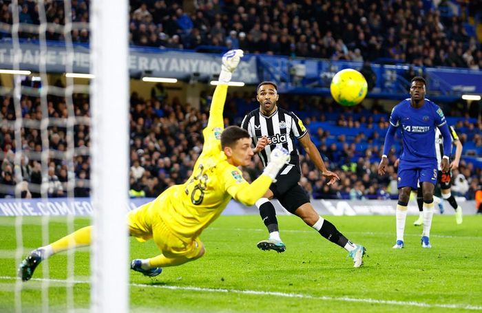 Cú vẩy má ngoài chân phải kỹ thuật của tiền đạo Newcastle