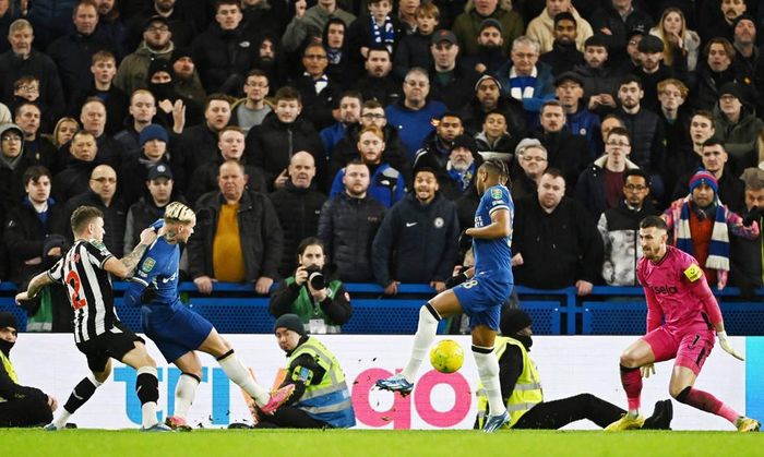 Đến phút bù giờ, Mudryk trừng phạt sai lầm của Trippier để gỡ hòa 1-1