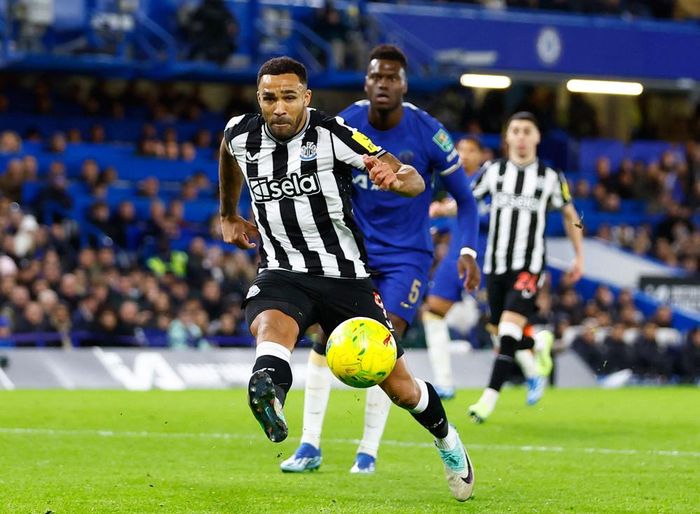 Phút 16, Callum Wilson tận dụng triệt để sai lầm của Badiashile băng xuống mở tỷ số