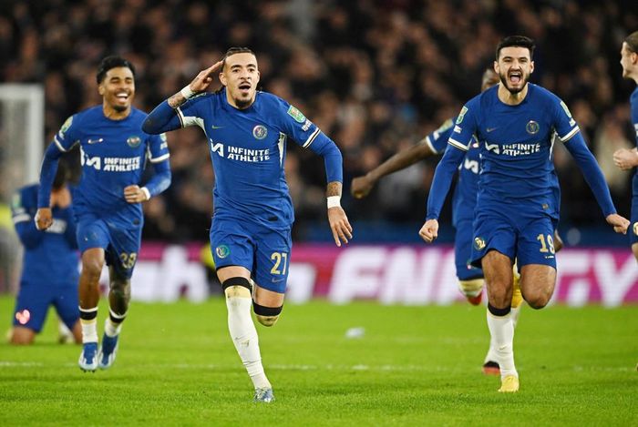 Thắng 4-2 penalty, các cầu thủ Chelsea chạy đến ăn mừng cùng thủ thành Petrovic