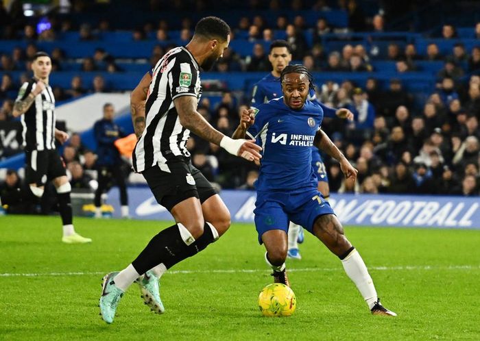 Sterling có 2 cơ hội ngon ăn trong hiệp một nhưng không thể chuyển hóa thành bàn thắng