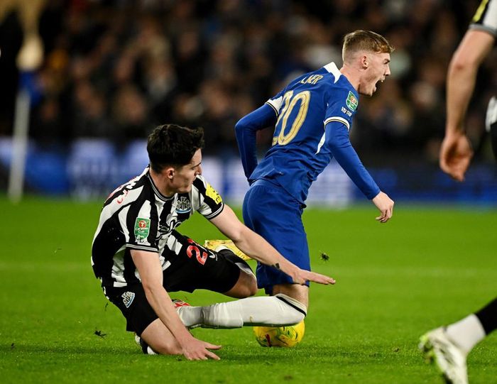 Newcastle chọn lối đá rắn, sẵn sàng phạm lỗi từ xa