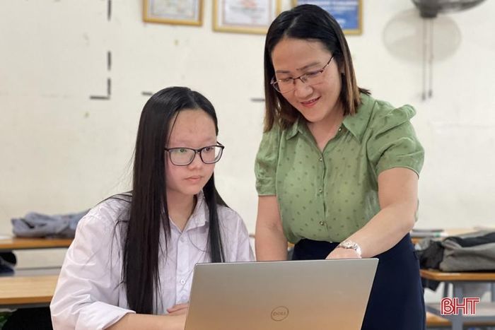 Cô Trần Thị Tiếp là người đồng hành cùng Trâm trong suốt 3 năm học tiếng Anh và ở kỳ thi SAT