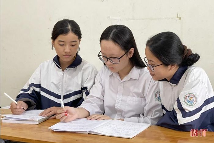 Quỳnh Trâm thường xuyên tự học, tham khảo thông tin từ thầy cô, bạn bè