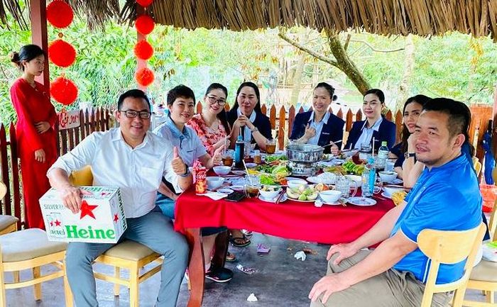 Đoàn khách tham quan, ăn uống tại Tuấn Tường.