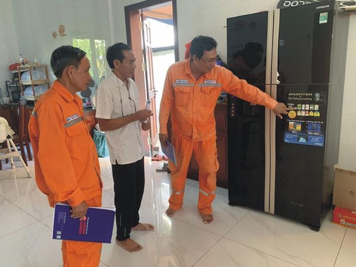 Nhân viên Điện lực hướng dẫn khách hàng lựa chọn các thiết bị tiết kiệm điện