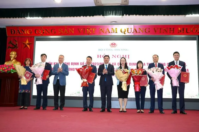 Bộ trưởng Bộ Công Thương Nguyễn Hồng Diên trao Quyết định bổ nhiệm các đồng chí lãnh đạo Ủy ban Cạnh tranh Quốc gia