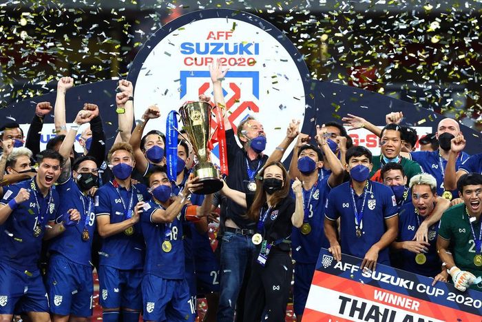 Adisak Kraisorn cùng Thái Lan vô địch AFF Cup 2020. Ảnh: InsideTheGames.