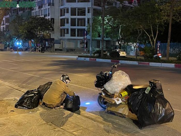 Càng về khuya trời càng lạnh, dòng người thưa thớt hẳn nhưng vẫn có những người cần mẫn đi tìm từng mảnh bìa, vỏ lon còn sót lại trên đường để kiếm thêm thu nhập.
