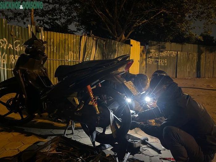 Mặc cho thời tiết giá lạnh, người thợ sửa chữa xe máy luôn có mặt mọi lúc mọi nơi khi có khách yêu cầu.