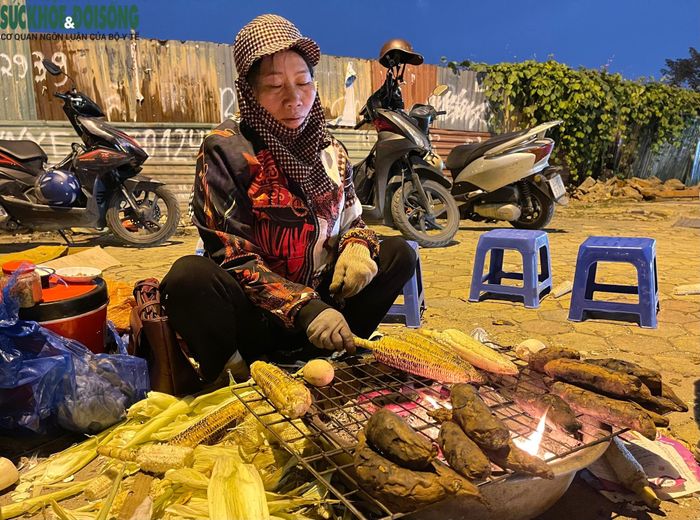 Vừa nướng ngô, khoai cho khách trên đường Lê Quang Đạo, chị Dung cho biết: "Thời tiết lạnh thế này nên có nhiều các bạn trẻ đến ăn để sưởi ấm, hàng của tôi bán đến 1 giờ sáng, mỗi đêm bán được hàng trăm bắp ngô, củ khoai. Tuy hơi vất vả nhưng 'có đồng ra đồng vào' cũng phấn khởi".