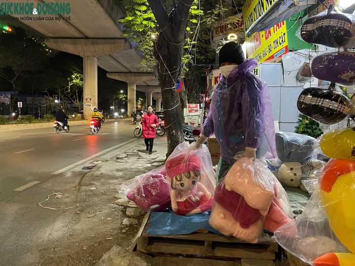 Càng về khuya, thời tiết càng lạnh, người lao động phải mặc thêm áo mưa để giữ ấm cơ thể.