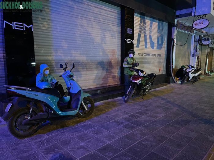 Gần nửa đêm, trong cái lạnh 'cắt da, cắt thịt' các tài xế xe ôm công nghệ vẫn mỏi mòn chờ những cuốc xe tiếp theo.
