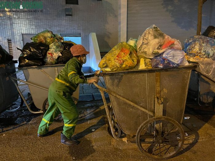 Gần 12h đêm, công nhân vệ sinh môi trường vẫn âm thầm lặng lẽ làm công việc thường ngày của mình trong mọi ngõ ngách của Hà Nội.