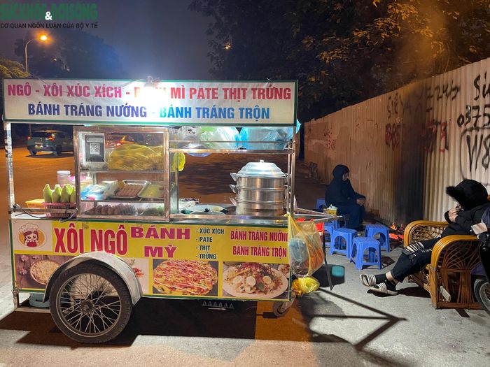 Ngồi bên đống lửa để sưởi ấm, chị Trang, người bán đồ ăn nóng bằng xe đẩy chia sẻ: "Ngày nào hai mẹ con tôi cũng bắt đầu công việc từ 15h đến gần sáng hôm sau. Công việc tuy vất vả, thức khuya dậy sớm nhưng làm lâu nên đã quen. Mấy ngày này trời lạnh, mọi người ngại ra đường vào buổi tối nên ế ẩm hơn mọi khi".