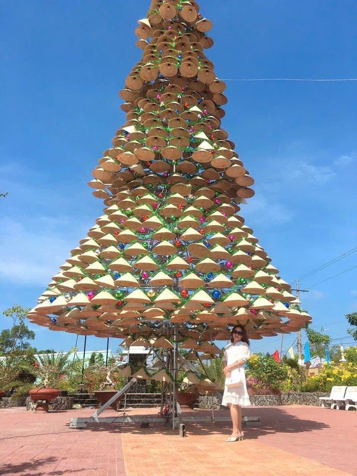 Cây thông Noel cao hơn 20m, tạo thành 4 tầng tháp làm từ 1.200 chiếc nón lá có một không hai ở Bạc Liêu.