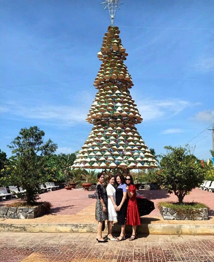 Người dân thích thú chụp ảnh bên cây thông Noel.