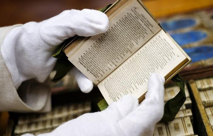 Sách được in khổ nhỏ để tiện dụng cho tính năng lưu động. Ảnh: Dailymail.