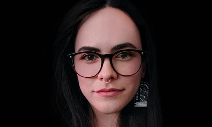 Cait Corrain, người đã “đánh bom đánh giá” nhiều đồng nghiệp trên Goodreads